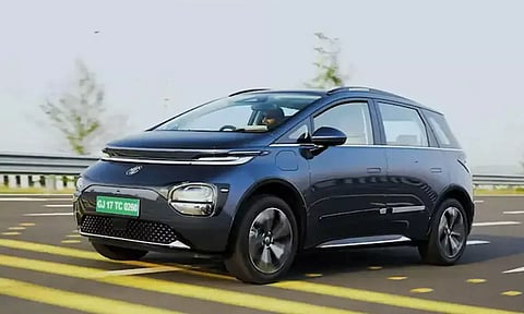 டீலர்ஷிப்களுக்கு வரத்தொடங்கிய வின்ட்சர் ப்ரோ - இந்த கார்ல இவ்வளவு வசதிகள் இருக்கா?