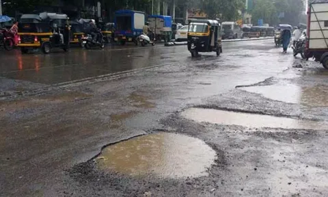 மோசமான சாலைகள்... பெங்களூரு மாநகராட்சியிடம் ரூ.50 லட்சம் இழப்பீடு கோரி நோட்டீஸ் அனுப்பிய நபர்