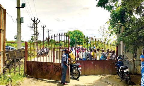 மண் சரிந்து விபத்து ஏற்பட்ட கல்குவாரி முன்பு பொதுமக்கள் திரண்டிருந்த காட்சி.