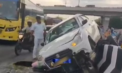 கிண்டி கத்திப்பாரா மேம்பாலத்தின் சென்டர் மீடியனில் கார் மோதி விபத்து