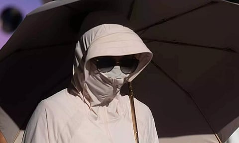 சூரிய ஒளி பட்டால் கருப்பாகி விடுவோம் என்ற அச்சத்தில் பெண் செய்த செயலால் நடந்த விபரீதம்