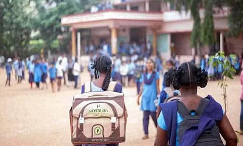 தமிழகத்தில் பள்ளிகள் திறக்கும் தேதியில் மாற்றம் இல்லை- தொடக்கக்கல்வி இயக்குனர் திட்டவட்டம்