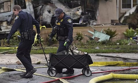 அமெரிக்காவில் சோகம்: குடியிருப்பில் விமானம் விழுந்து நொறுங்கியதில் 3 பேர் பலி