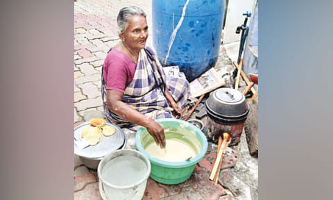 ஒரு ரூபாய்க்கு ஆப்பம் விற்பனை செய்யும் மூதாட்டி- மன நிம்மதியுடன் வாழ்வதாக நெகிழ்ச்சி