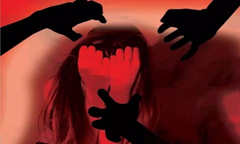 சக மாணவனுடன் படத்திற்கு சென்ற மாணவி: மதுபானம் கொடுத்து நண்பர்களுடன் பாலியல் வன்கொடுமை செய்த கொடூரம்