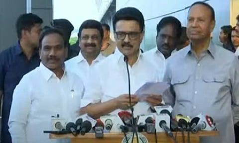 என்னிடம் வெள்ளைக் குடையும் இல்லை, இபிஎஸ்-யிடம் இருப்பது போல காவிக் கொடியும் இல்லை- மு.க.ஸ்டாலின்