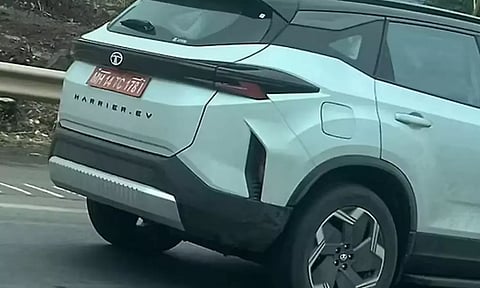 அட்டகாசமாக ரெடியாகும் டாடா ஹேரியர் - இவ்வளவு வசதிகள் இருக்கா?