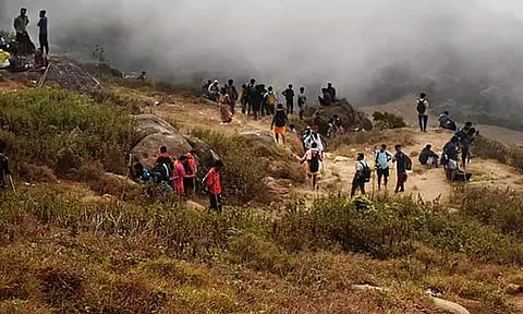 கனமழை எதிரொலி... வெள்ளியங்கிரி மலை ஏற பக்தர்களுக்கு தற்காலிக தடை