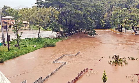 பாகமண்டலா திரிவேணி சங்கமத்தில் மழை வெள்ளம் சூழ்ந்திருப்பதை காணலாம்.