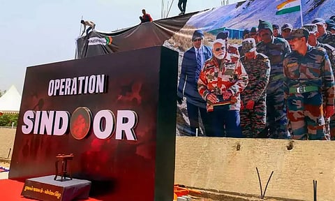 குஜராத்தில் பிரதமர் மோடியை வரவேற்க வைக்கப்பட்டுள்ள 'ஆபரேஷன் சிந்தூர்' விளம்பர பதாகைகள்