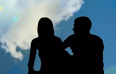 காதலனுடன் வீட்டை விட்டு ஓடிய மூத்த மகள்.. தாய்,தந்தை, சகோதரி மூவரும் தற்கொலை செய்த சோகம்