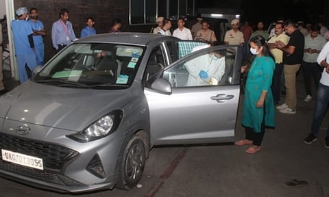 கடன் சுமையால் ஒரு குடும்பமே  விஷம் குடித்து தற்கொலை.. காருக்குள் கிடந்த 7 சடலங்கள் - பகீர் சம்பவம்