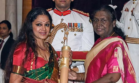 நடிகை ஷோபனாவுக்கு பத்ம பூஷன் விருது வழங்கி கௌரவித்த குடியரசு தலைவர்!