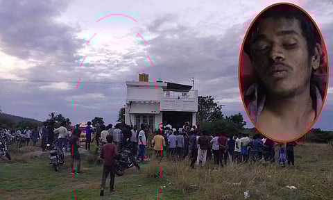 கொலை நடந்த வீட்டு முன்பு திரண்டிருந்த பொதுமக்கள் - குற்றவாளி சுப்பிரமணி&nbsp;