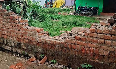 ஊருக்குள் புகுந்து சுற்றுச்சுவரை இடித்து சேதப்படுத்திய ஒற்றை யானை - கிராம மக்கள் பீதி