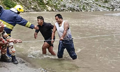 சிக்கிமில் இடைவிடாத கனமழை: 500 சுற்றுலாப் பயணிகள் சிக்கித் தவிப்பு- மாயமான 8 பேரை தேடும் பணி நிறுத்தம்