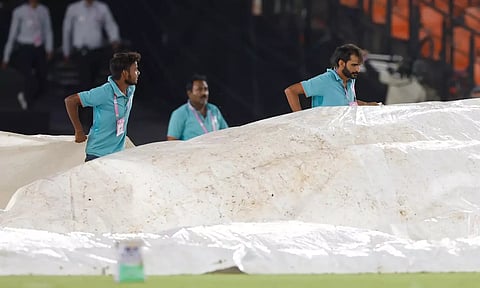 குறுக்கிட்டது மழை..! தகுதிச்சுற்று 2 ஆட்டம் தொடங்குவதில் தாமதம்