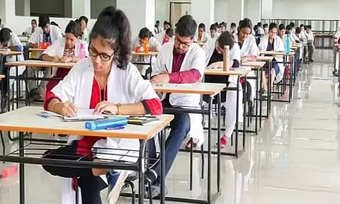 வரும் ஜூன் 15ம் தேதி நடைபெற இருந்த முதுகலை நீட் தேர்வு ஒத்திவைப்பு