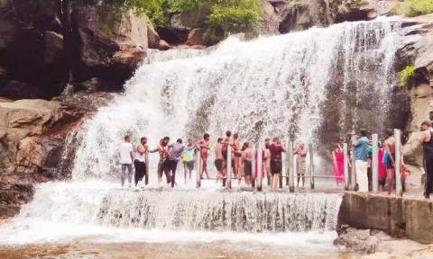 பஞ்சலிங்க அருவியில் சுற்றுலாப் பயணிகள் குளித்து மகிழ்வதை காணலாம்.