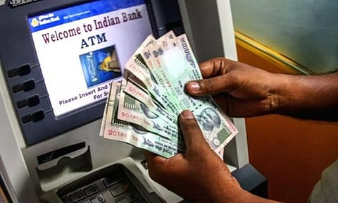 ஏ.டி.எம்.களில் 100, 200 ரூபாய் நோட்டுகள் கட்டாயம் - வங்கிகளுக்கு ரிசர்வ் வங்கி உத்தரவு