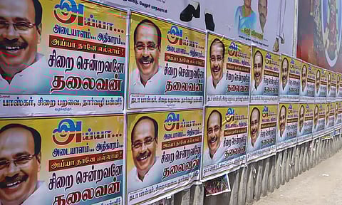 ராமதாசுக்கு ஆதரவாக சுவரொட்டிகள் - வேலூரில் பரபரப்பு