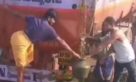 டேங்கர் லாரியில் இருந்து கசிந்த எண்ணெயை பயன்படுத்த வேண்டாம்- நாமக்கல் போலீசார் எச்சரிக்கை