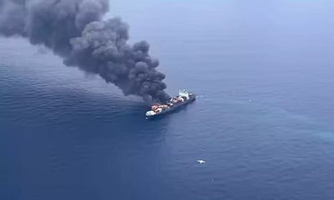 கேரளா அருகே நடுக்கடலில் தீப்பிடித்து எரிந்த கப்பல்- 22 பேரின் நிலை என்ன?