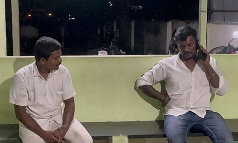 தம்பதியினரை தாக்கிய 2 டிரைவர்களை காணலாம்.