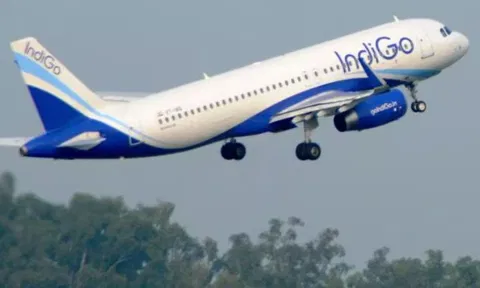 கனமழை எதிரொலி: தரையிறங்க முடியாமல் வட்டமடிக்கும் விமானங்கள்