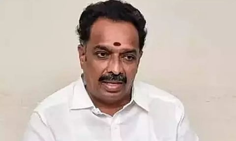 மணல் திருடி வந்த லாரியை துரத்தி சென்று மடக்கி பிடித்த முன்னாள் அமைச்சர் எம்.ஆர்.விஜயபாஸ்கர்