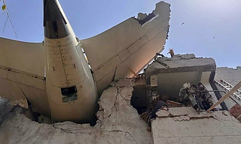 பயிற்சி மருத்துவர்கள் தங்கும் விடுதியில் புகுந்த விமானம்: பதைபதைக்கும் படங்கள்..!