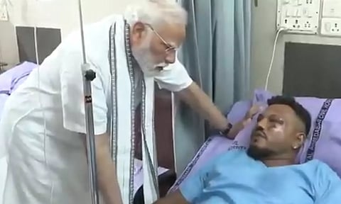 விமான விபத்தில் உயிர் தப்பியவரை சந்தித்து ஆறுதல் கூறிய பிரதமர் மோடி