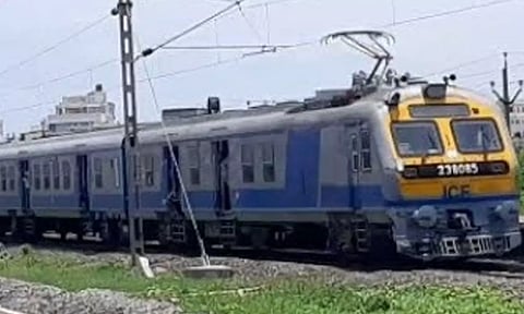 மின்சார ரெயில் பயணிகளின் கவனத்திற்கு... தெற்கு ரெயில்வே வெளியிட்ட முக்கிய அறிவிப்பு