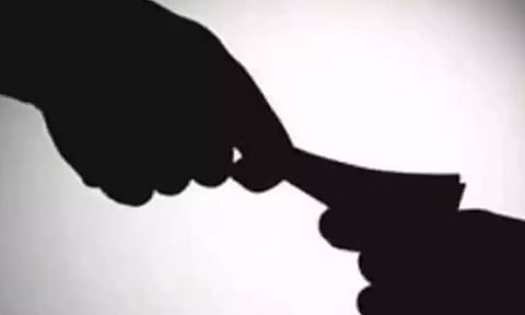 சென்னை அரசு மருத்துவமனையில் லஞ்சம்.. மருத்துவர்களுக்கு தெரிந்தே பணம் பறிக்கிறார்களா ஊழியர்கள்?