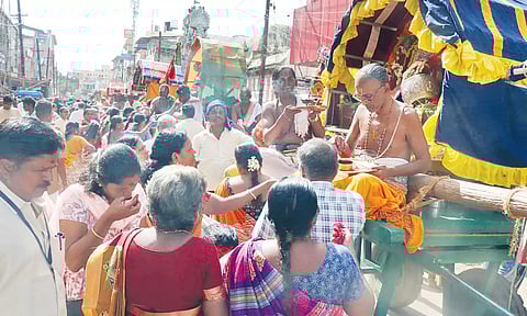 தஞ்சையில் இன்று காலை 16 கோவில் பெருமாள்கள் நவநீத சேவை