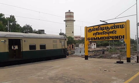 சென்னை சென்ட்ரல்- கும்மிடிப்பூண்டி மார்க்கத்தில் செல்லும் புறநகர் மின்சார ரெயில்கள் நாளை மறுநாள் ரத்து