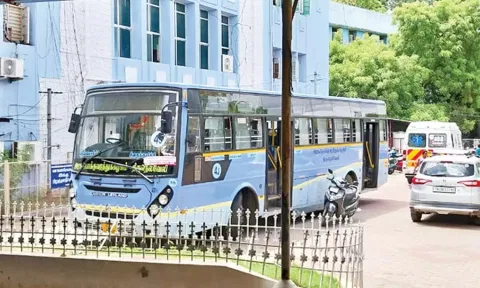 மூதாட்டியை ஏற்றி வந்த அரசு பஸ், ஆஸ்பத்திரியில் நிற்கும் காட்சி.