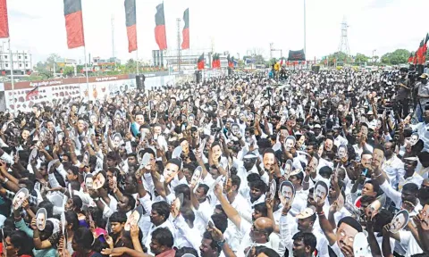 மு.க.ஸ்டாலினின் முகக்கவசம் அணிந்து தி.மு.க. மாணவர் அணி கண்டன ஆர்ப்பாட்டம்