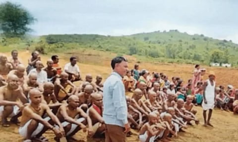 பெண் கலப்புத் திருமணம் செய்ததால் அவரது குடும்பத்தினர் 40 பேருக்கு மொட்டை அடிக்கப்பட்ட அவலம்