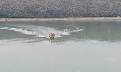 பாகிஸ்தானில் சோகம்: ஆற்றில் படகு கவிழ்ந்து 7 சுற்றுலா பயணிகள் பலி