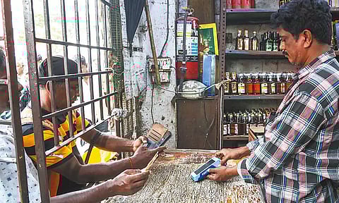 மதுபாட்டிலுக்கு கூடுதல் பணம் வசூலிப்பதற்கு முற்றுப்புள்ளி: அரசின் புதிய நடைமுறை விரைவில் அமலுக்கு வருகிறது