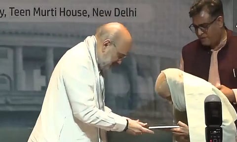 நெருக்கடி நிலையில் சிறையிலிருந்த பெண்மணி: அரசியல் சாசனம் வழங்கி கவுரவித்த அமித்ஷா