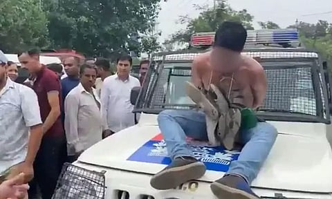 VIDEO: திருடன் கழுத்தில் செருப்பு மாலை அணிவித்து ஊர்வலமாக அழைத்து சென்ற போலீசார்