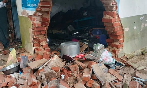 சிலிண்டர் வெடித்ததில் சமையலறை கட்டிடம் இடிந்து கிடக்கும் காட்சி.