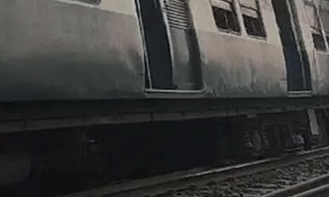 அரக்கோணம் அருகே மின்சார ரெயில் தடம் புரண்டு விபத்து