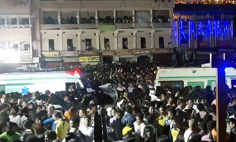 பூரி ஜெகந்நாதர் கோவில் தேரோட்டம்: கூட்ட நெரிசலில் சிக்கி பலர் காயம்