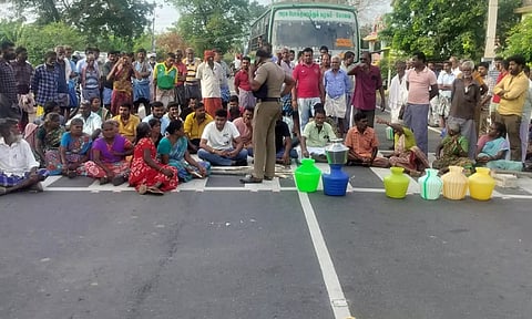 புளியம்பட்டி அருகே இன்று காலை குடிநீர் கேட்டு காலி குடங்களுடன் பொதுமக்கள் சாலை மறியல்