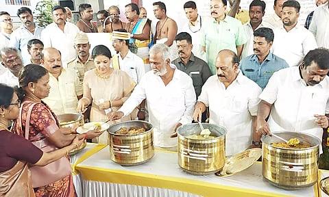 மாங்காடு காமாட்சி அம்மன் கோவிலில் நாள்தோறும் பிரசாதம் வழங்கும் திட்டம்- பி.கே.சேகர்பாபு, தா.மோ.அன்பரசன் தொடங்கி வைத்தனர்