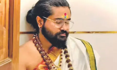 தேடி வரும் பக்தர்களின் பாலியல் செயல்களை ரகசியமாக பார்த்து ரசித்த சாமியார் கைது!