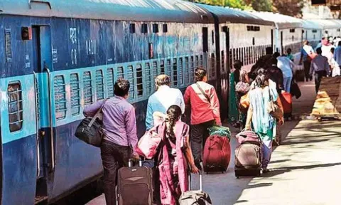 நாடு முழுவதும் ரெயில் டிக்கெட் கட்டண உயர்வு இன்று முதல் அமலுக்கு வந்தது